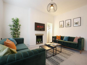 The Lodge - stylish, modern 3 bedroom home from home with free parking